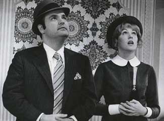 Victore Mature et Lynn Redgrave dans " Every Little Crook and  Nanny"